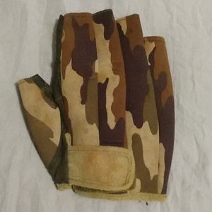 Right handed, camo, cut off fingertips, Velcro tightening glove.